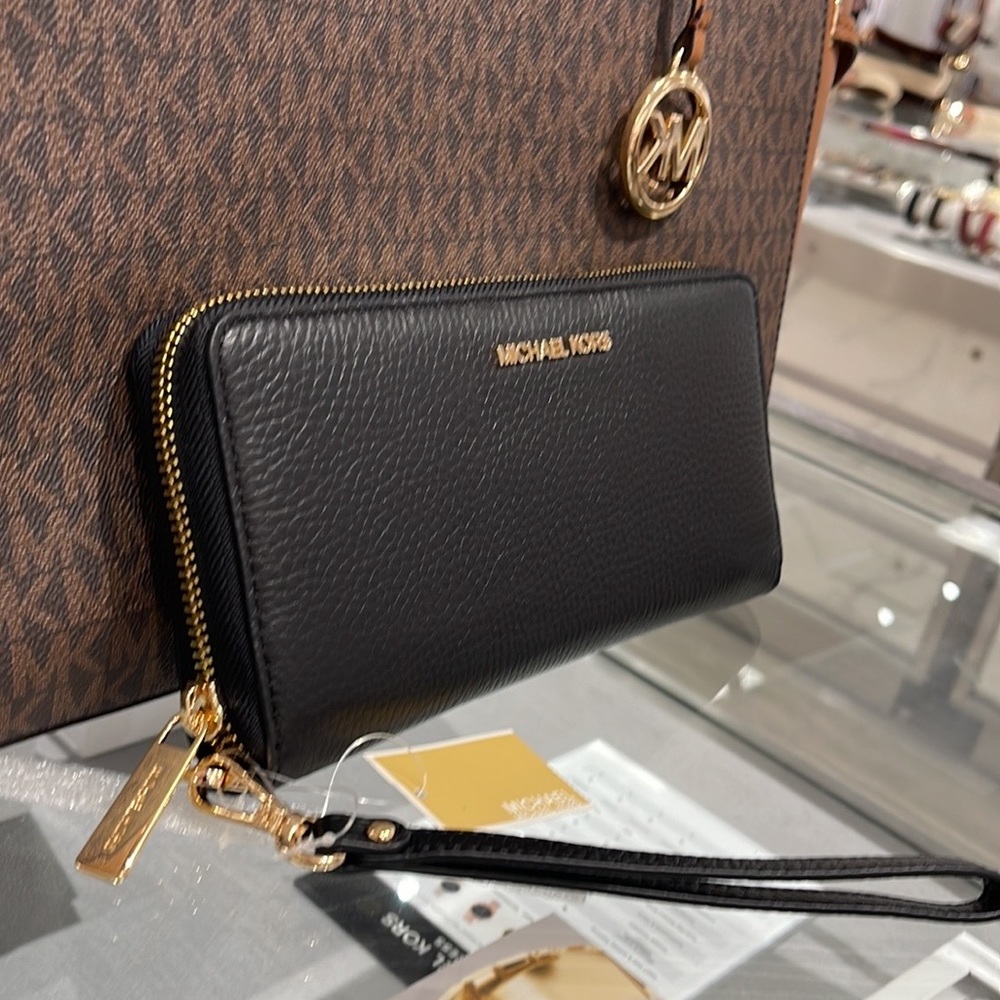 MICHAEL KORS LARGE TRAVEL CONTINENTAL WRISTLET WALLET PHONEHOLDER BLACK /Gold